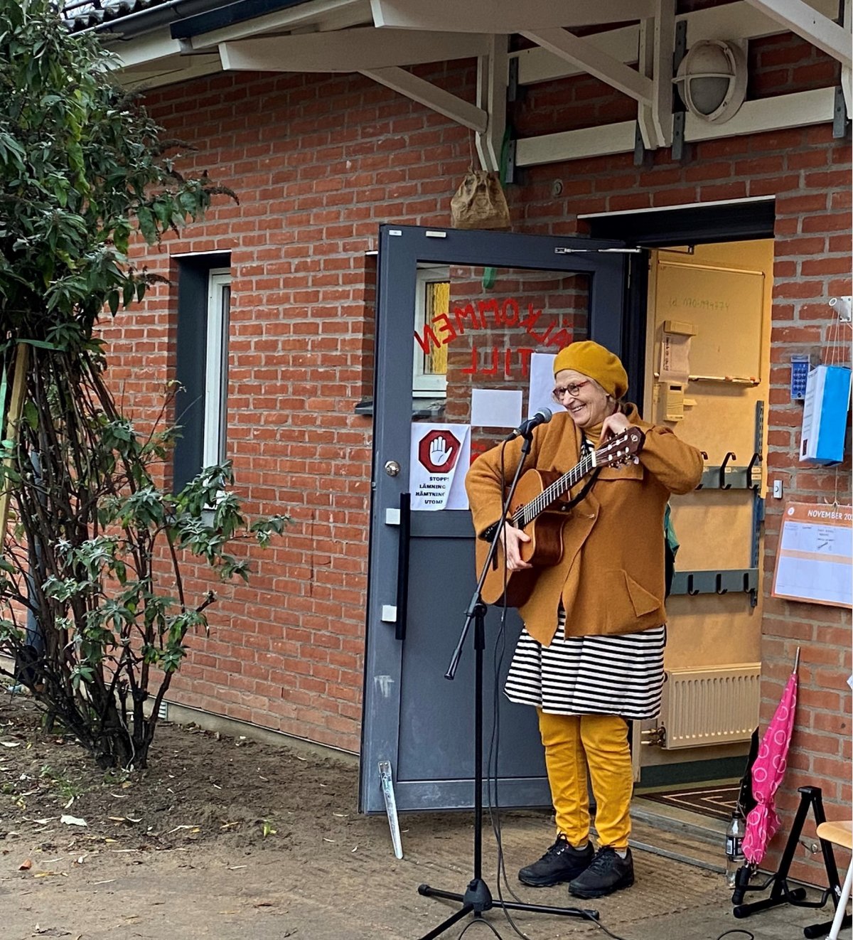 moster_gitar_gul.jpg