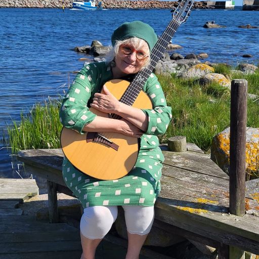 gitte_gitarr_hav.jpeg