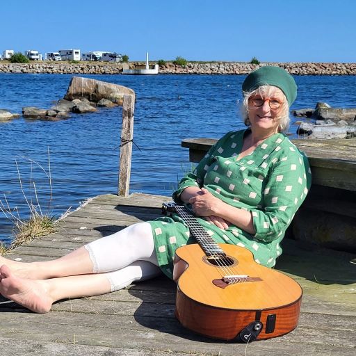 gitte_gitarr_sitter_hav.jpeg